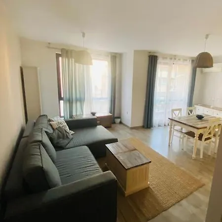 Sea Garden Apartment, Excellent Location With Free Parking Апартамент *